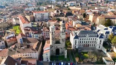 Saint Vincent Katedrali ve Macon Fransa 'nın tarihi merkezi üzerinde sıcak güneş ışığı