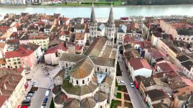  İkiz kule kilisesi ve Macon 'da nehir kenarında fayanslı çatılar.