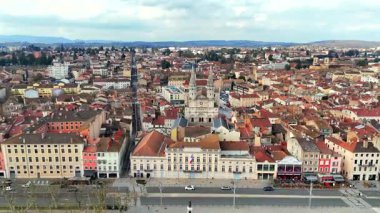 Macon Fransa 'daki tarihi kilise ve eski şehir çatılarına insansız hava aracı yaklaşımı