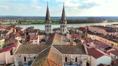 İkiz kule kilisesi ve Macon 'da nehir kenarında fayanslı çatılar.