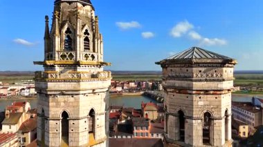 Mavi gökyüzünün altındaki eski Avrupa kasabasının üzerindeki antik Gotik kuleler