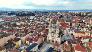 Macon Fransa 'daki tarihi kilise ve bahar şehirlerinin insansız hava aracı görüntüleri.