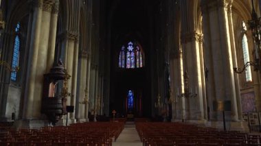 Fransa 'nın Reims Katedrali içindeki mahzenler ve sütunlar