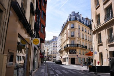 Klasik Avrupa mimarisi ile Paris caddesinde güneşli bir gün 