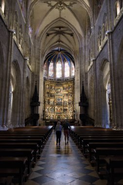 Gotik katedralin iç kısımları altın sunak ve tavanla süslenmiş ziyaretçiler İspanya 'nın Oviedo Asturias sahasında yürürken. Fotoğraf 9 Eylül 2025 'te çekildi. Sadece editör kullanımı.