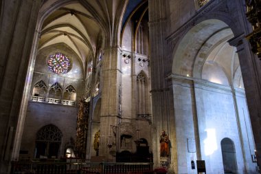 İspanya 'nın Oviedo Asturias bölgesindeki Gotik katedralin iç kısımlarında renkli gül pencereleri, tavan taşından sütunlar ve kemerler var. Fotoğraf 9 Eylül 2025 'te çekildi. Sadece editör kullanımı.