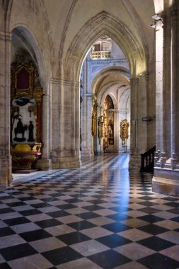 Oviedo İspanya katedralindeki yan koridorun iç manzarası kemerli tavanlar ve kareli zemin sadece 09 Eylül 2025 'te alındı.