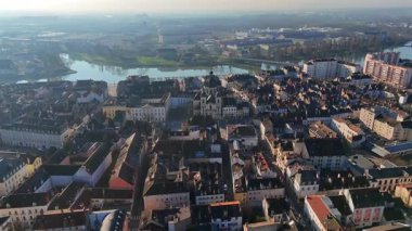 Geniş hava görüntüleri, Avrupa şehrinin geleneksel mimari ve su yolunu parlak güneşli koşullar altında göstermektedir. 