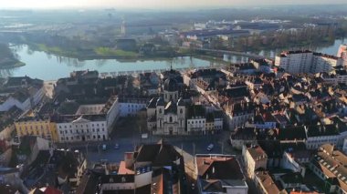 Saone nehri ve şehir manzarası ile ana plazaya bakan büyük kilisenin hava görüntüleri Fransa 'nın güneşli gökyüzünün altında görülüyor. 