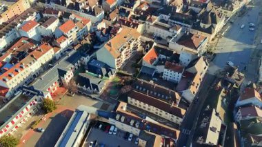 Geniş insansız hava aracı görüntüleri, eski kasaba bölgesini önemli bir katedral kulesiyle taştan köprüyle bağlı nehir kenarları boyunca sabah ışığında yakalıyor. 