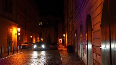 Prag 'ın küçük kasabasında bir gece sokağı. 