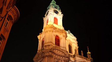 Geceleri Prag 'ın küçük kasabasında barok binalar ve fenerler.