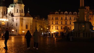 Prag Çek Cumhuriyeti 16 Şubat 2024 Eski Şehir Meydanı 'nda gece anıtlarla
