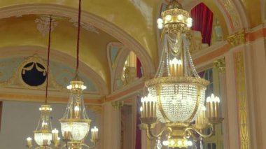 13 Kasım 2025 'te South Bend USA' de ışıkları olan Morris tiyatrosunun zarif iç mekanı.