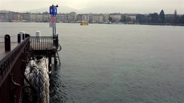 Cenevre Gölü 'ndeki ahşap rıhtım kışın tekne manzaralı.