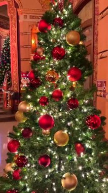 Paramount Tiyatrosu 'ndaki Noel ağacı Cedar Rapids Iowa 19 Kasım 2025