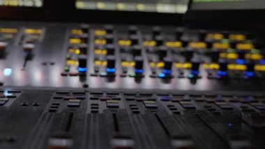 Profesyonel ses karıştırma konsolunu kaydırıcılar ve parlayan kontrollerle kapat