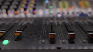 Parlak seviye göstergelerine sahip ses karıştırıcı faderlarını kapat