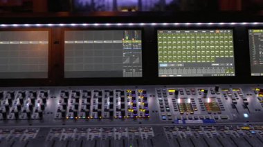 Profesyonel ses konsolunu ekranlar ve aydınlatılmış denetimlerle kapat