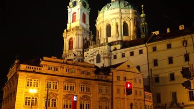 Prag Çek Cumhuriyeti 16 Şubat 2024 St. Nicholas Kilisesi gece görüşü