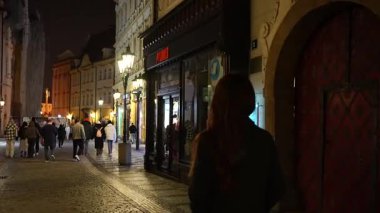 Prag Çek Cumhuriyeti 16 Şubat 2024 Gece Eski Şehir Meydanı 'na doğru yürüyen kadın
