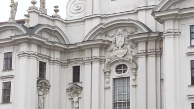 Viyana Avusturya 'daki süslü heykellerin ve klasik cephenin barok mimari ayrıntıları