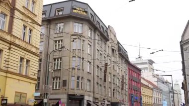 Otel Imperial ve tramvay kablolarıyla Kaerntner Ring 'in 22 Ocak 2025' te Viyana 'da kapalı kış gününde görüntüsü.