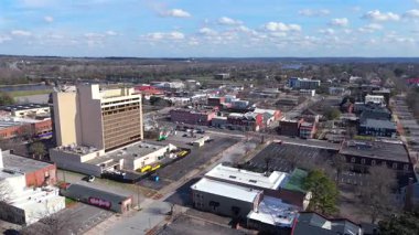 Augusta şehir merkezinde ofis binaları ve nehir kenarları var.