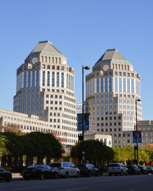 Cincinnati şehir merkezinden yükselen ikiz modern ofis binaları