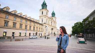 Varşova Polonya şehir merkezini keşfeden mutlu kadın.