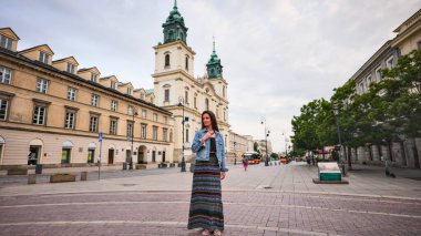 Varşova 'da gezintiden hoşlanan bir turist kadın