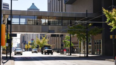 4 Kasım 2025 'te Cincinnati Ohio' da modern binaları birbirine bağlayan bir kavşağın sokak görüntüsü çekildi. Sadece editör kullanımı.