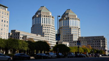 Cincinnati şehir merkezinde ikiz ofis kuleleri ve modern iş mimarisi