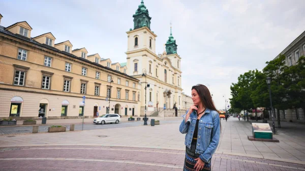 Varşova Polonya şehir merkezini keşfeden mutlu kadın.