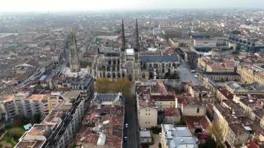 Bordeaux Katedrali 'nin insansız hava aracı görüntüsü ve tarihi şehir