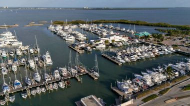 Fort Pierce Florida 'daki yat ve yat limanının insansız hava aracı görüntüsü. Botlar sakin su ve kıyı şeridi kullanımı sadece...