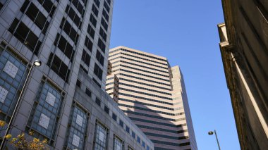 Cincinnati şehir merkezindeki açık mavi gökyüzü modern ofis binalarının alçak açılı görüntüsü