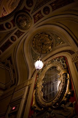 Minneapolis, Minnesota, ABD 'deki Pantages Tiyatrosu' nda 16 Kasım 2025 'te çekilmiş tavan, ayna ve avizeyle dekore edilmiş iç mekan detayları..