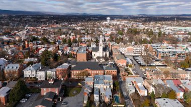 Frederick Maryland 'deki kiliseleri, yerleşim birimlerini ve su kulesini gösteren geniş bir hava manzarası var.