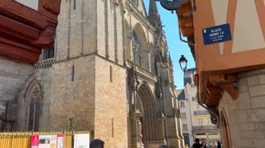 İnsanlar tarihi katedralin ve kereste çerçeveli evlerin önünden geçerek eski kasaba merkezindeki IV. Henri Meydanı 'nda sadece editör kullanımını sürdürüyorlar.