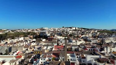 Kırmızı çatıları ve mavi gökyüzü olan güney İspanya kasabası