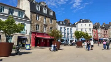 Vannes France 11 Nisan 2025 Sunny view of people walking in the Central Square with outdoor cafes and historik binalar sadece editoryal kullanım
