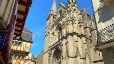 Saint Peter Katedrali 'nin güneşli manzarası ve ortaçağ eski kasaba merkezindeki yarı ahşap binalar.