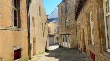 Güneşli dar bir sokak manzarası eski taş ve alçı binalar güçlü gölgeler ve kaldırımlar sadece editörler kullanır.