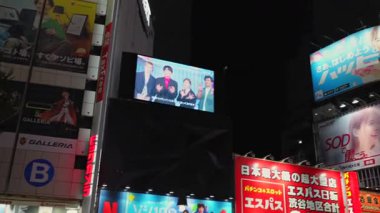 23 Ağustos 2023 'te Shibuya Tokyo yakınlarında reklam levhaları