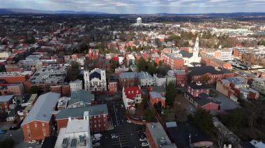 Kilise kulesi tarihi evleri ve banliyöleri olan klasik bir Amerikan kasabasının insansız hava aracı görüntüsü.
