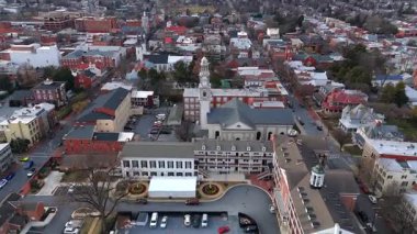 Maryland 'de park yeri yolları ve klasik tuğla binaları olan bir kilisenin insansız hava aracı görüntüleri.