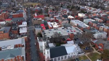 Maryland 'deki evler ve yeşilliklerle çevrili ikiz bir kilisenin yakın çekim görüntüleri.