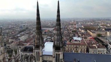 Bordeaux katedrallerinin ve eski şehir çatılarının insansız hava aracı görüntüsü