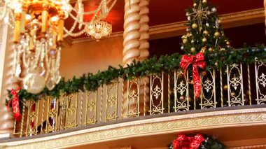 Waukegan Birleşik Devletleri tarihi Genesee Tiyatrosu 'nda Noel çelengi ve dekoratif mimari detaylarını gösteriyor.